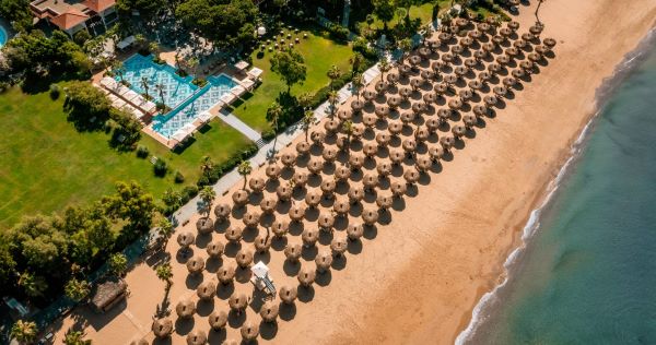 Ali Bey Resort Sorgun - Aerial view of beachfront resort with umbrellas