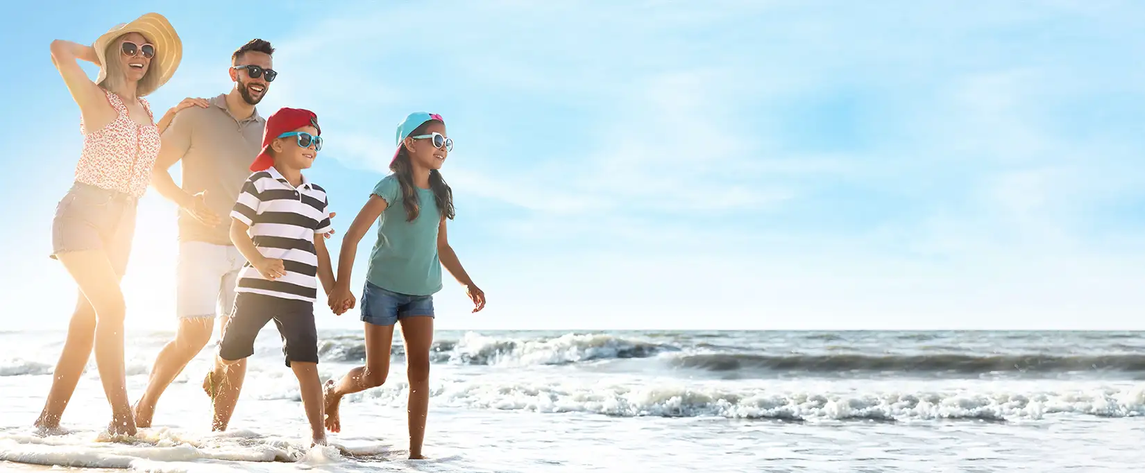 Glückliche Familie am Strand im Türkei Urlaub - Öcel Tours Pauschalreise All-Inclusive