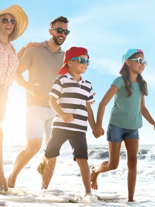Glückliche Familie am Strand im Türkei Urlaub - Öcel Tours Pauschalreise All-Inclusive Mobile